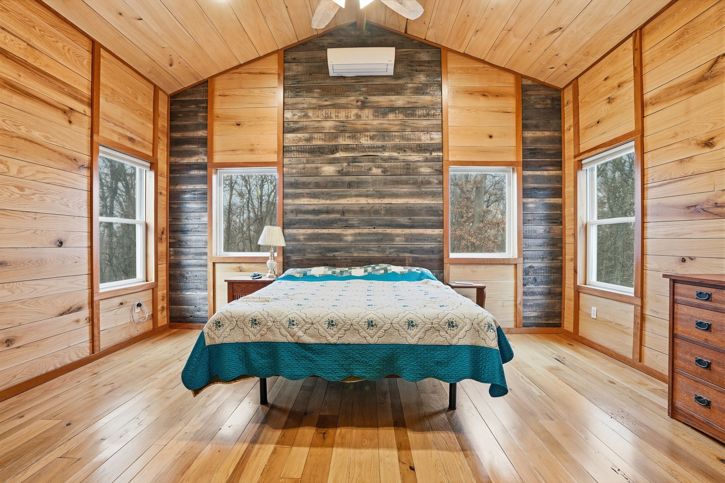 Listing Photo: 3300 Underwood Ave 0015-